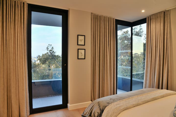 Luxury Green Point Apt w/ Balcony & City Views