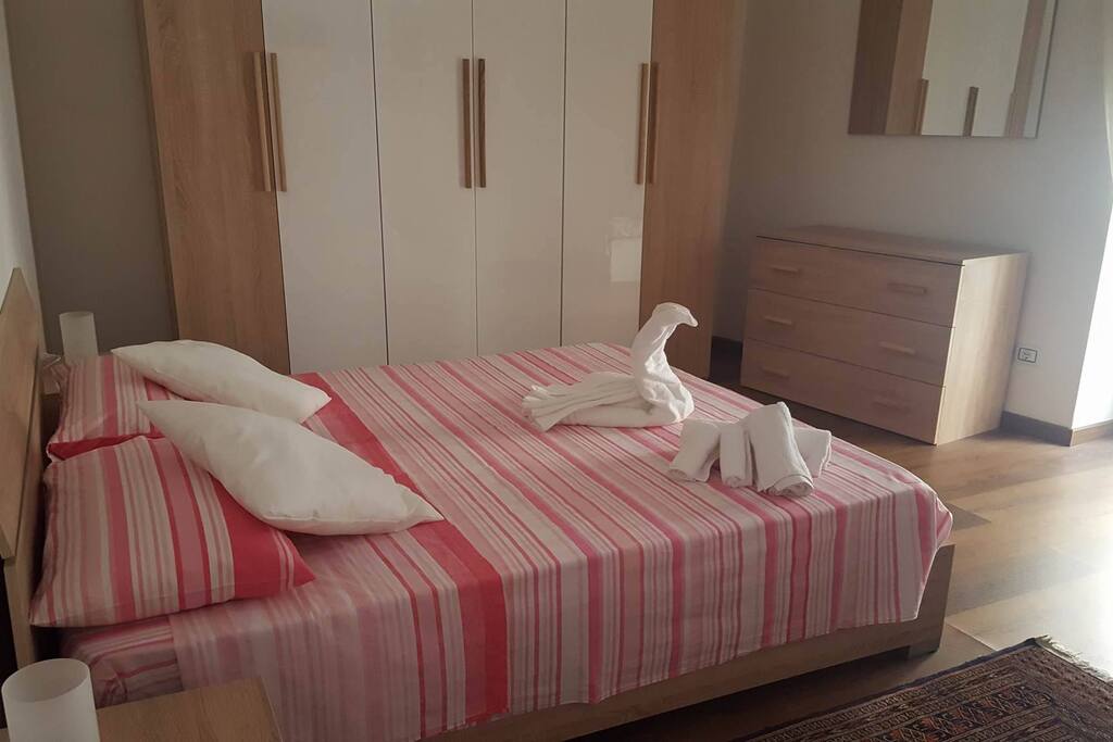 letto matrimoniale in camera da letto