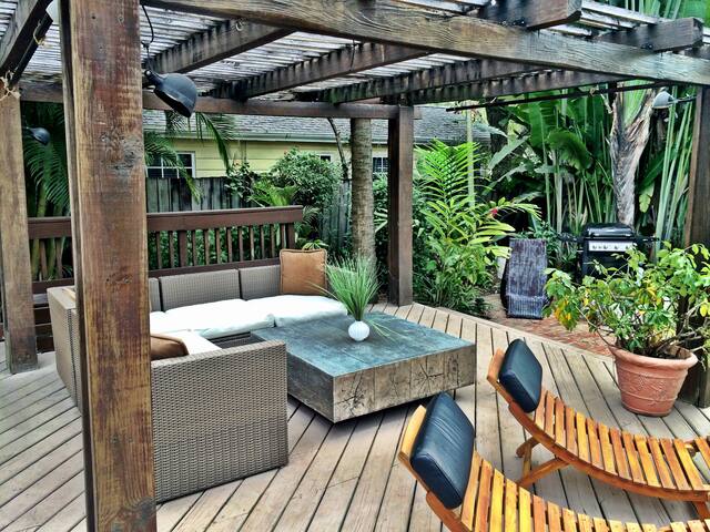 Come To Paradise, Walk 2 Shops, Restaurants, Beach gallery image 4