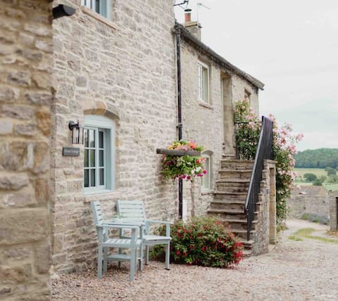 Luxury Dales village retreat, quiet private lane.