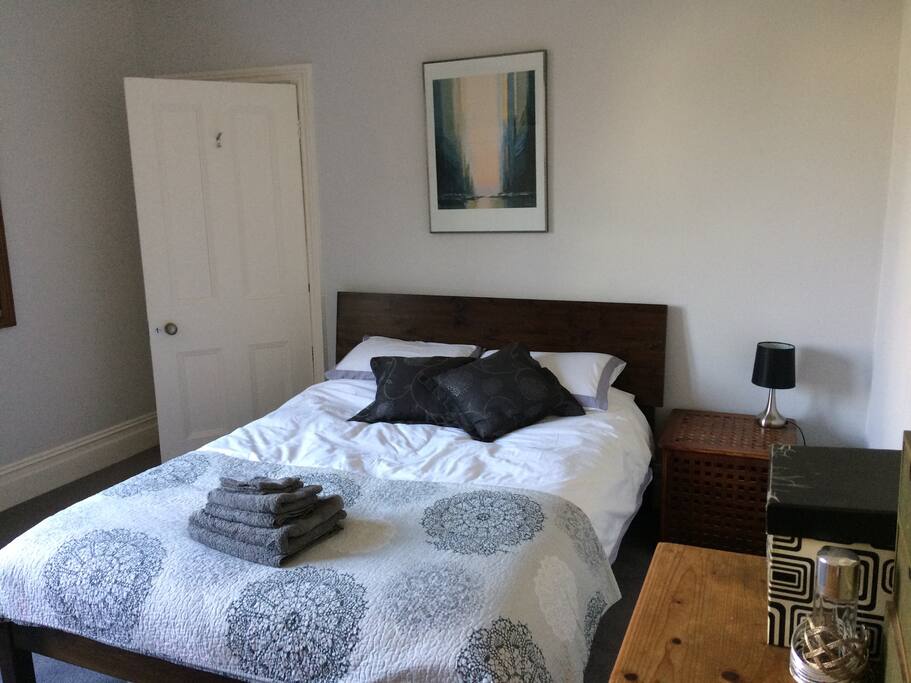 Bedroom with kingsize bed