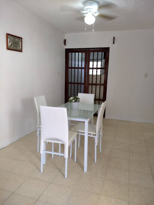 Comedor de cuatro silla para realizar las comidas que deseen.