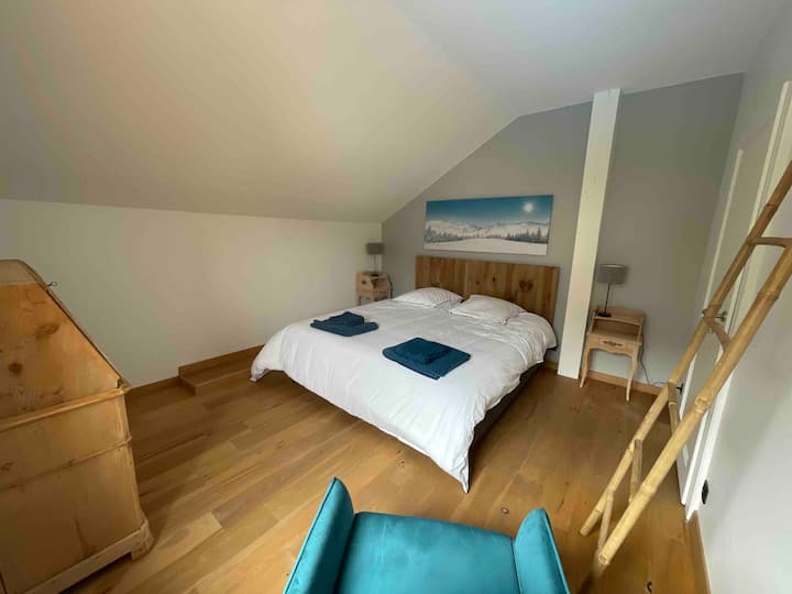 Slaapkamer met een kingsize bed (2 eenpersoonsbedden bevestigd). Nieuw beddengoed.