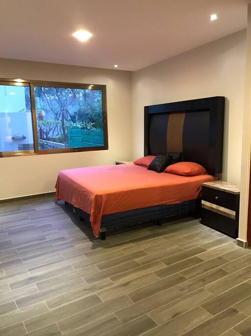 cuarto principal cama King, 2 adultos un niño