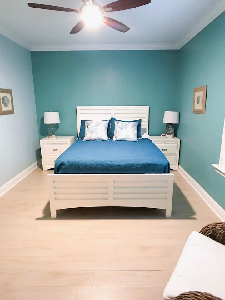 first floor bedroom, queen size bed