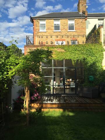 Beautiful and Very Spacious Victorian House gallery image 2