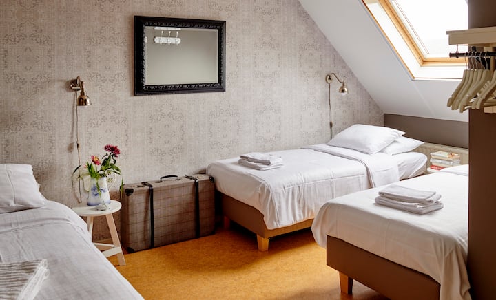 Ferienhaus zur Selbstverpflegung für 14 Personen + 2 Babys. Sechs Schlafzimmer und 4 Baeder. Doppeltoilette im Erdgeschoss. Doppel-TV-Bereich.