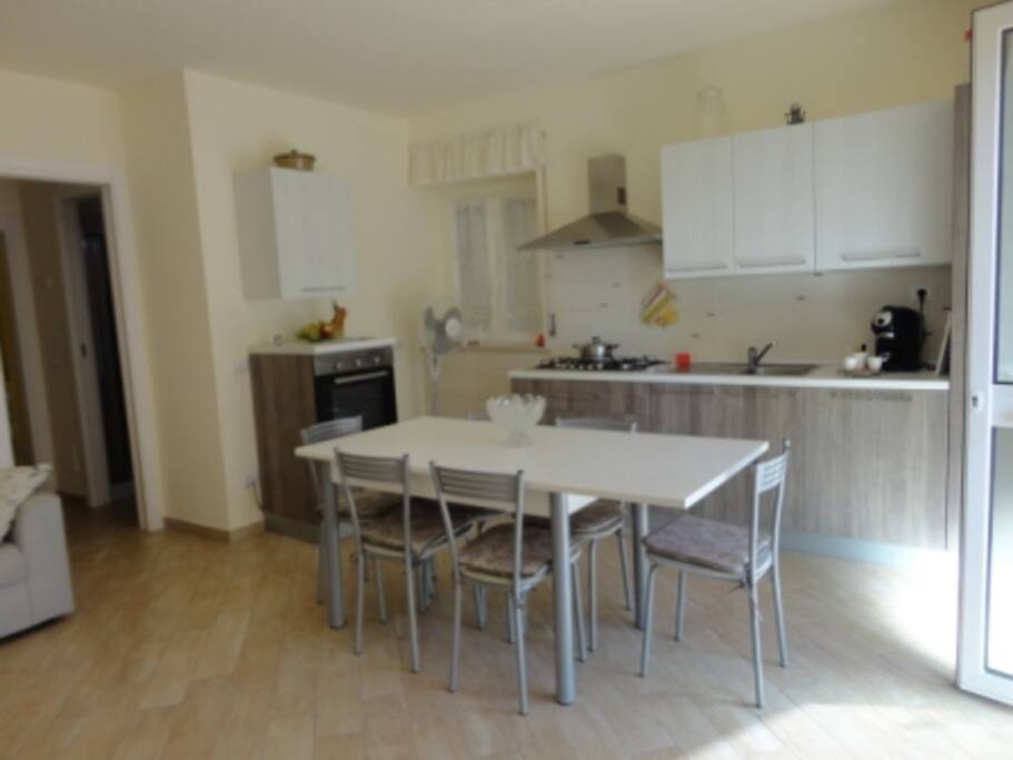 cucina con lavastoviglie