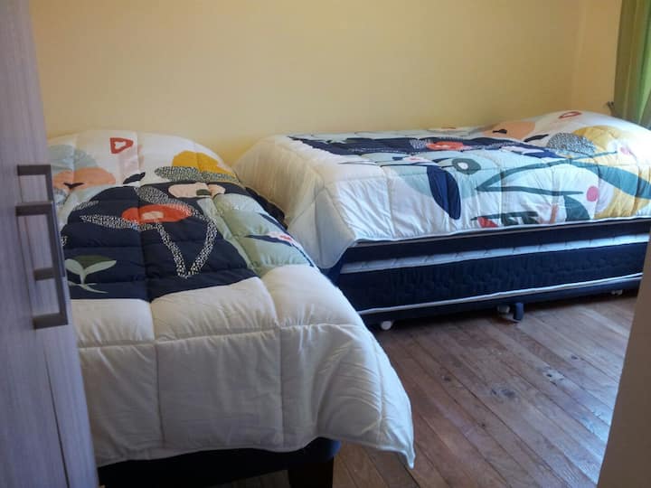 Спална соба 3 со 3 кревета (1 место 1,5 и 1 кревет Гнездо место 1,5) со приватна бања