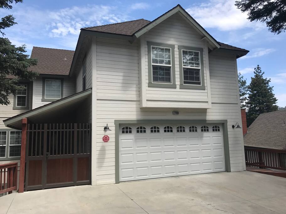 Front of the house 27406 North Bay