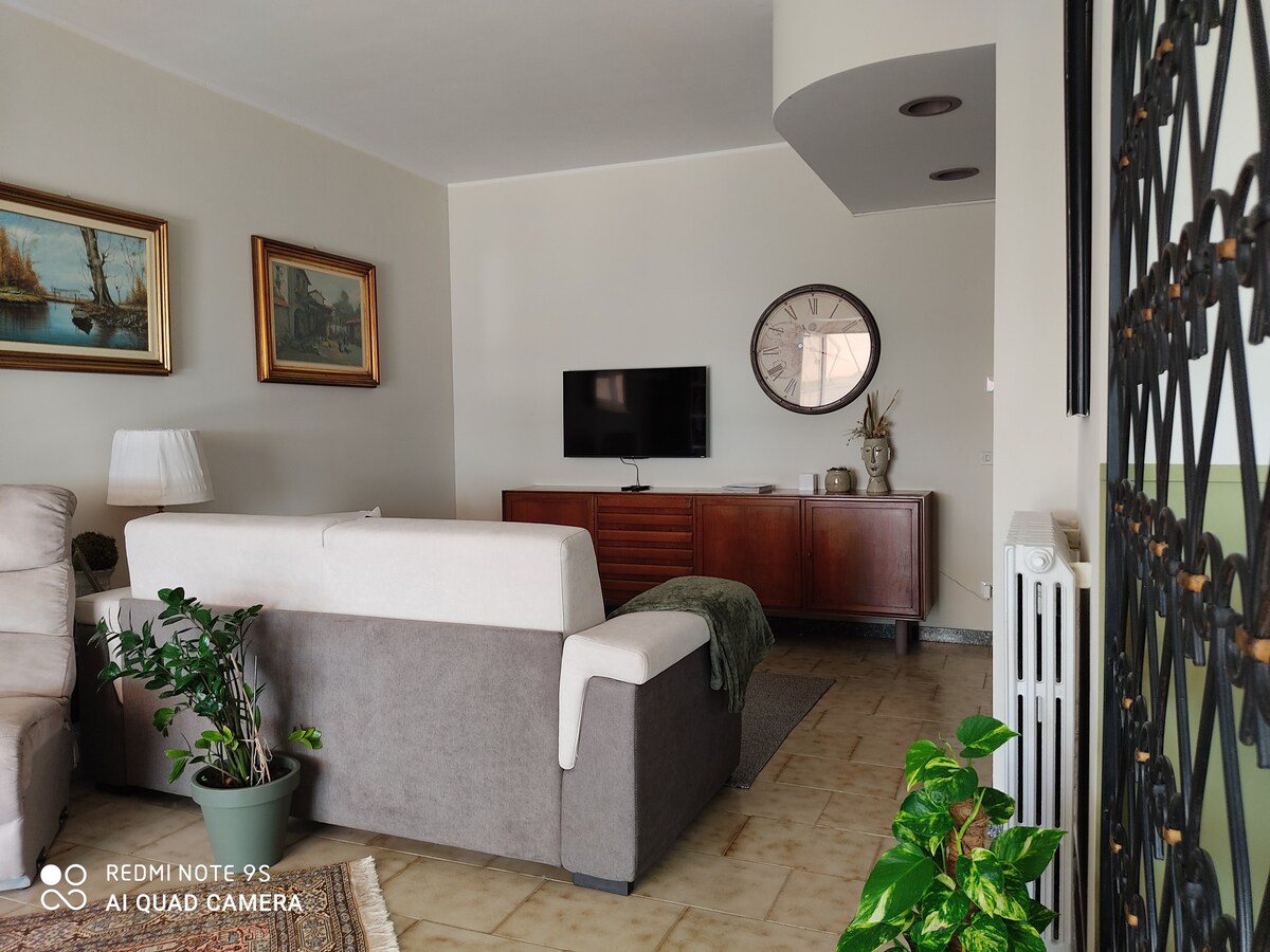 Отпуснете се в ъгъла с телевизор 