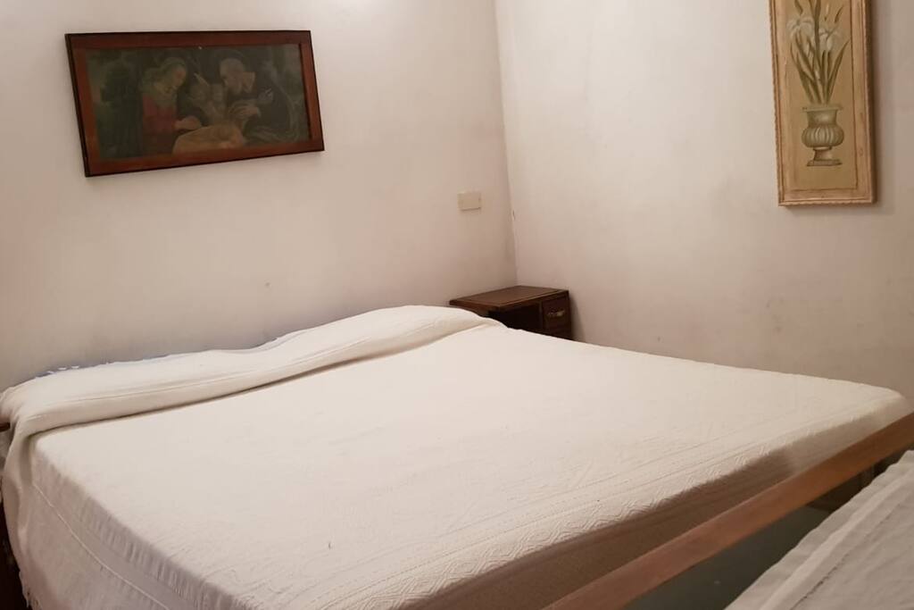 camera da letto, con letto matrimoniale