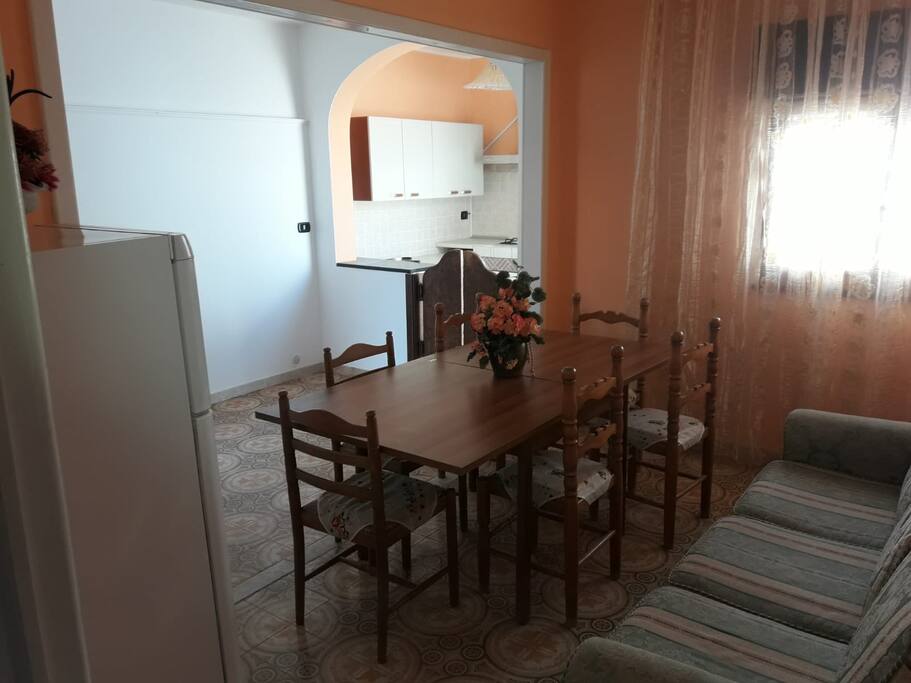 Sala pranzo con divano