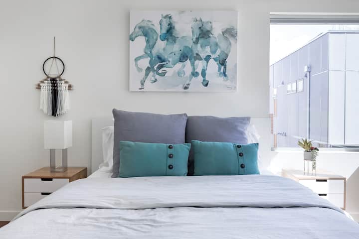 أسرّة كبيرة من الدرجة الفندقية مع أسرّة مضادة للحساسية وألحفة ناعمة.