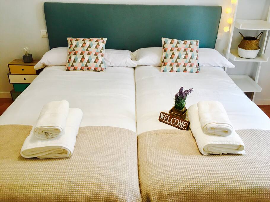 Dormitorio con dos camas individuales