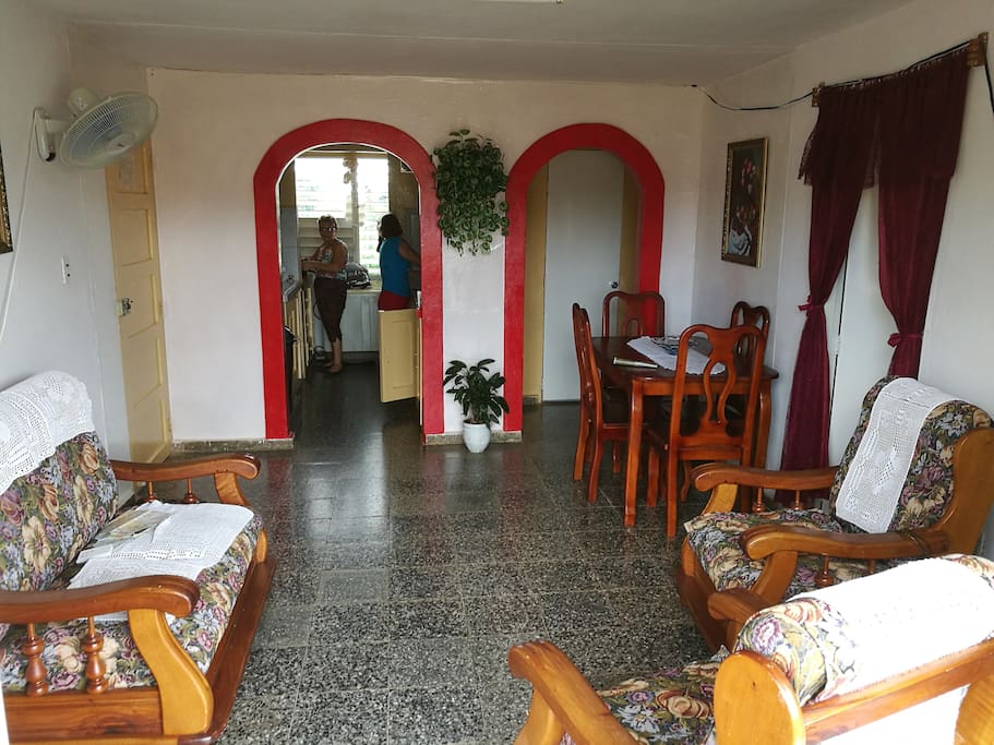 La sala de nuestro apartamento, la suya también donde platicaremos y haremos intercambios de cultura, si así usted lo quiere :)