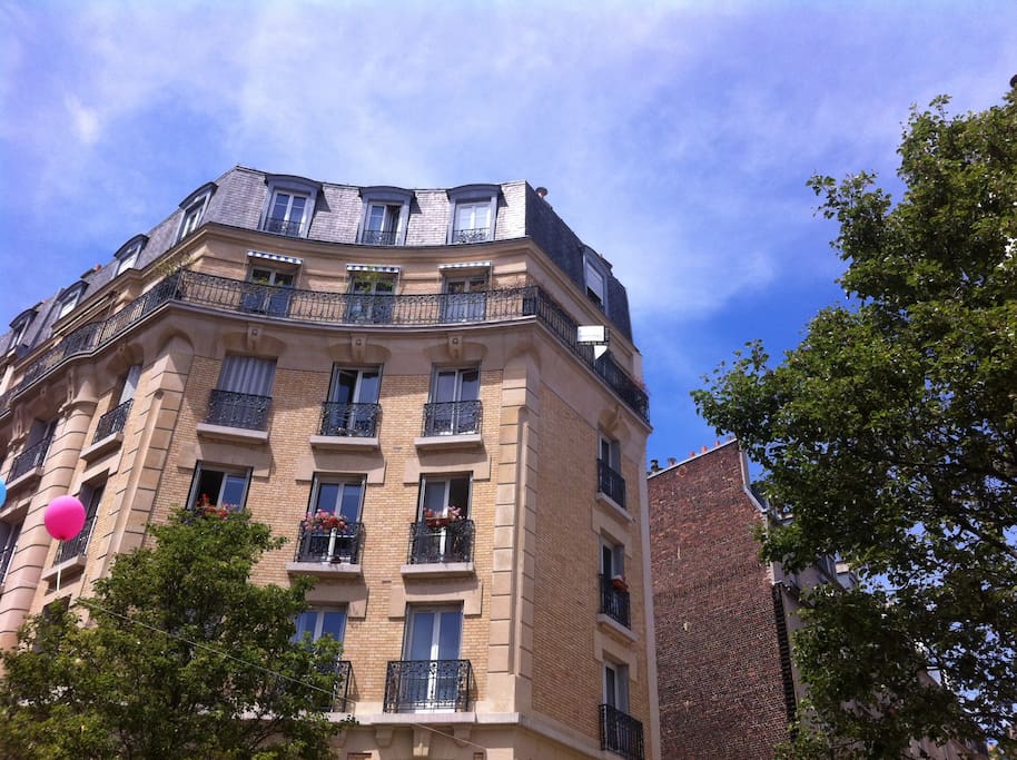 Un bel immeuble sur une petite place l'appartement au 5ème