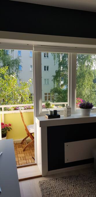 Lyst og åpent med stort vindu ut til balkongen