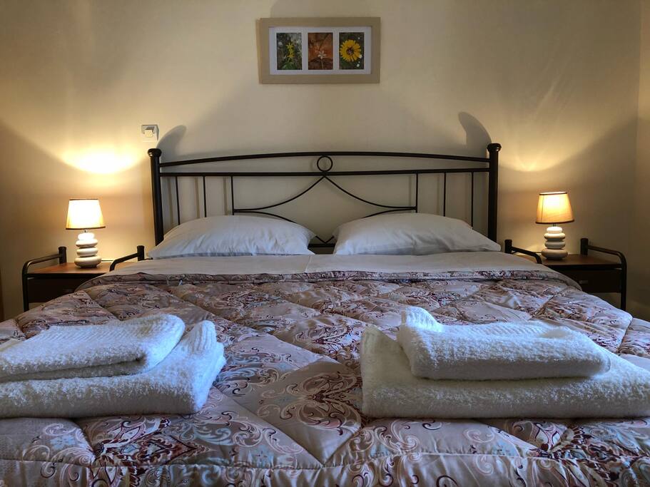Bed room 1. King sice bed.