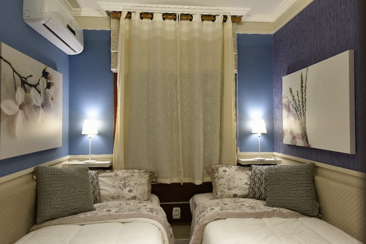 2 camas solteiro 
ar-condicionado 
roupeiro
roupas de cama e banho 
mas e edredons
travesseiros 
abajur
cortinas black-out 
espelho
