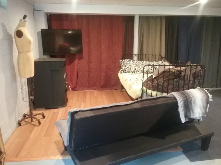 Cozy little room for relaxing after a day at the beach or in NYC.