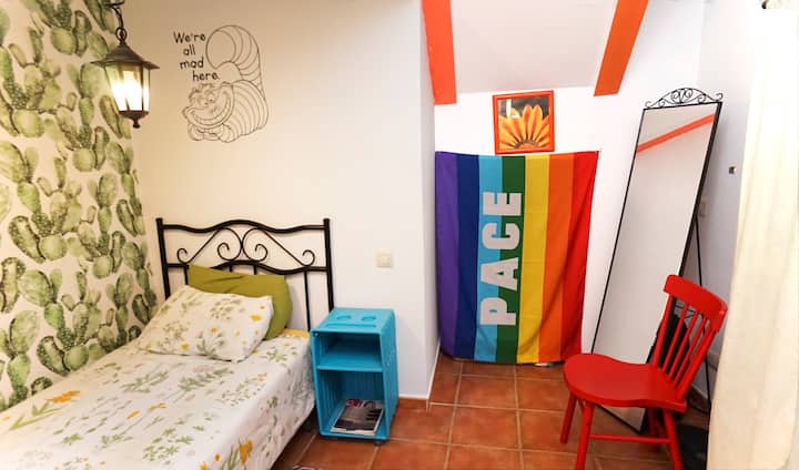 Стая, пълна с цвят, всички сме луди тук!
Цветна спалня, всички сме ядосани тук!