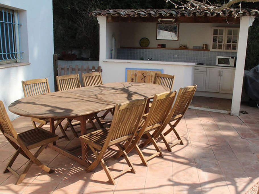 Outdoor Kitchen and eating area