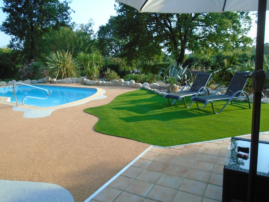 Terrasse avec vue sur la piscine