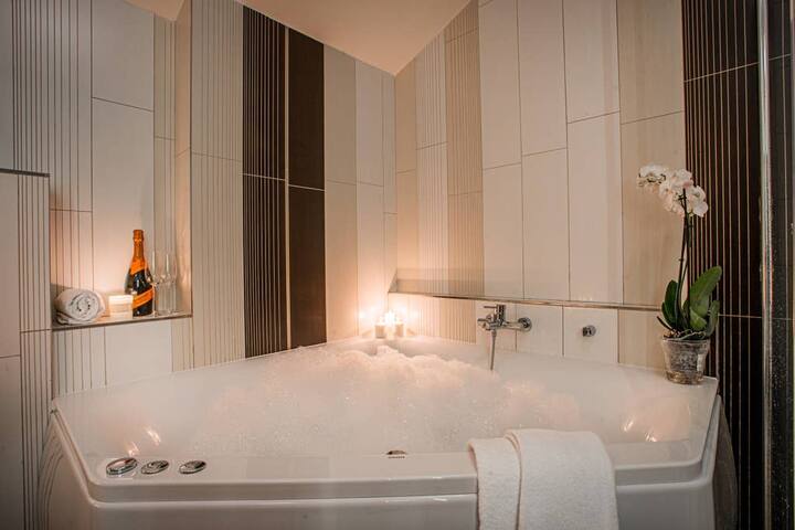 3BR 2,5bath LOFT Jacuzzi Fireplace OLD TOWN sq gallery image 4