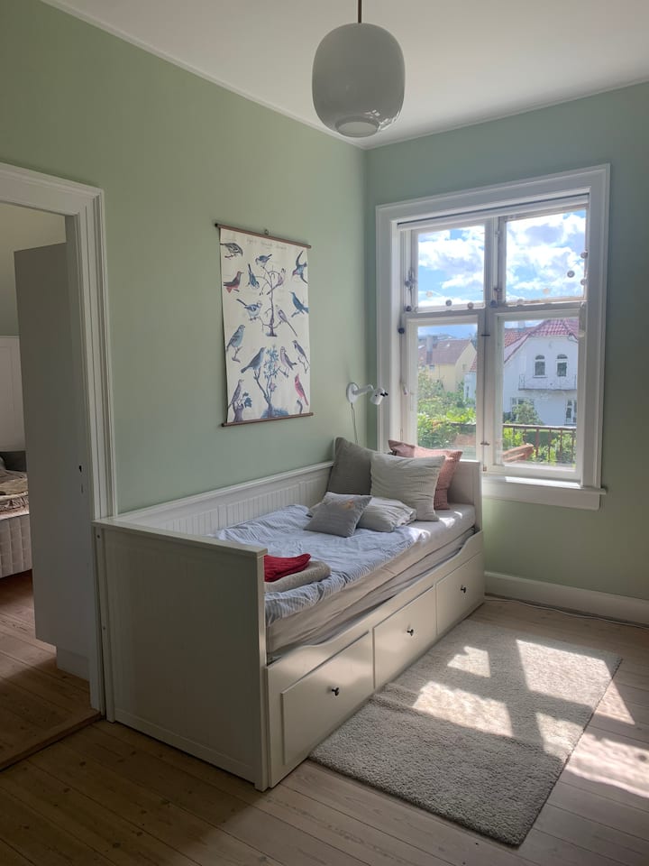 1楼-儿童卧室，配备1张单人床（ 90厘米x 200厘米） ，可展开成一张双人床（ 180厘米x 200厘米）。请注意，一楼厕所的溜槽位于卧室内。