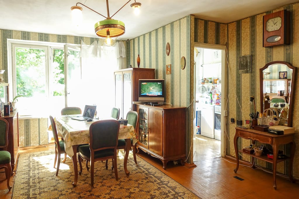 Room. Doors to the balcony and to the kitchen