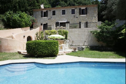 Annonce Airbnb populaire: Beautiful house in Nice with Sea vue à Gairaut