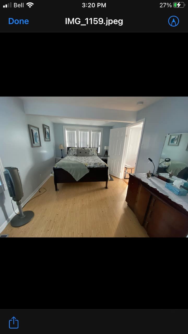 三间卧室中的第一间，这间卧室位于主楼层，配备一张1.8米宽双人床。 