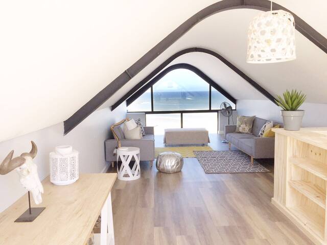 211 Eden on the Bay: Stylish Sea Facing Apartment gallery image 4