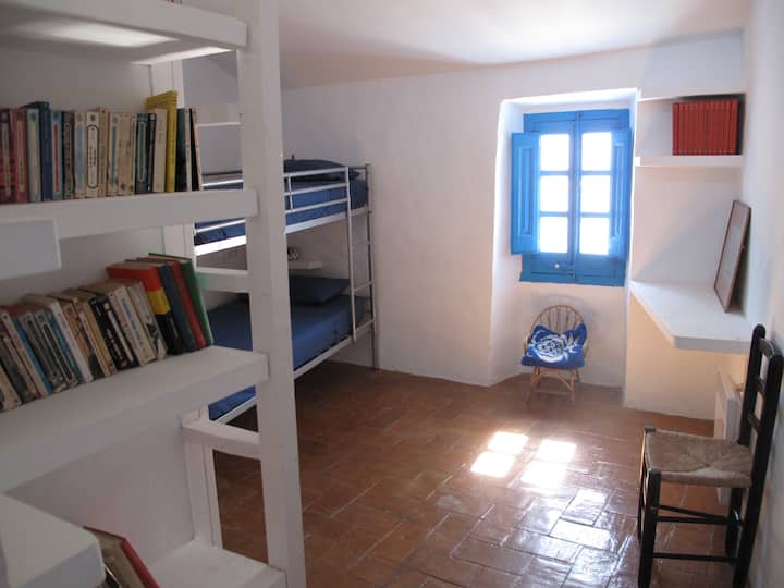 Საძინებელი ლიტერებით