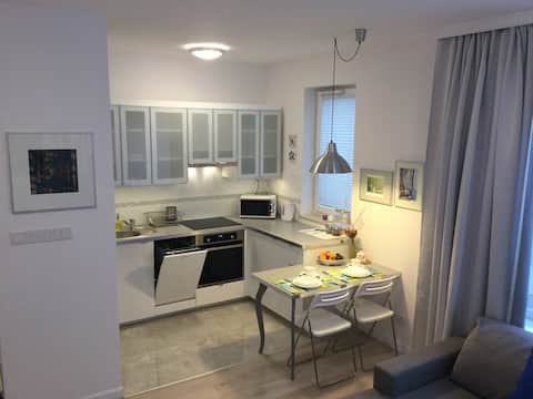 Popular Airbnb listing: Słodowiec Metro Apartment, Air C, Free Parking in Bielany