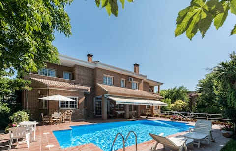Twin room  in a luxury house near Madrid + balcony