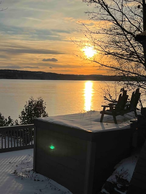 Cozzy chalet with hot tub, newly renovated