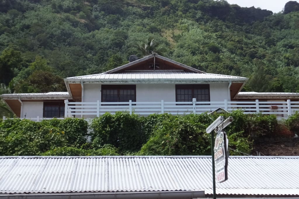 Maison dominant la baie de Cook