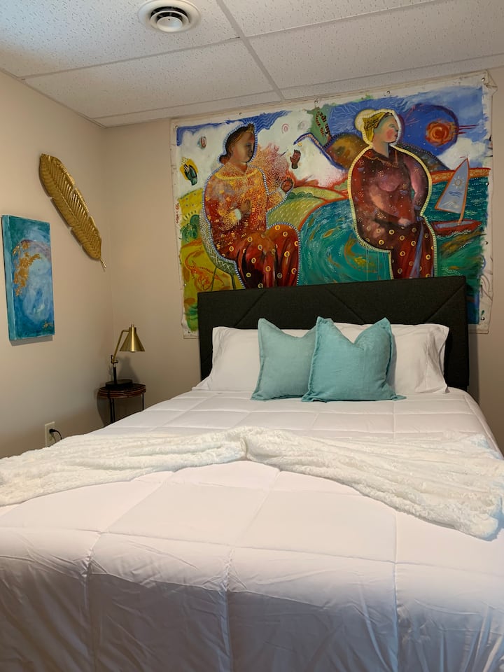 เครื่องปรับอากาศส่วนกลางทำให้ห้องนอนเย็นสบาย  เมมโมรี่โฟมควีนใหม่
ที่นอนเพื่อผ่อนคลายหลังจากค่ำคืนที่สนุกสนานในตัวเมือง 

ภาพวาดสีน้ำมันดั้งเดิมที่ทำโดย Joann Landis ของนิวยอร์กซิตี้ 