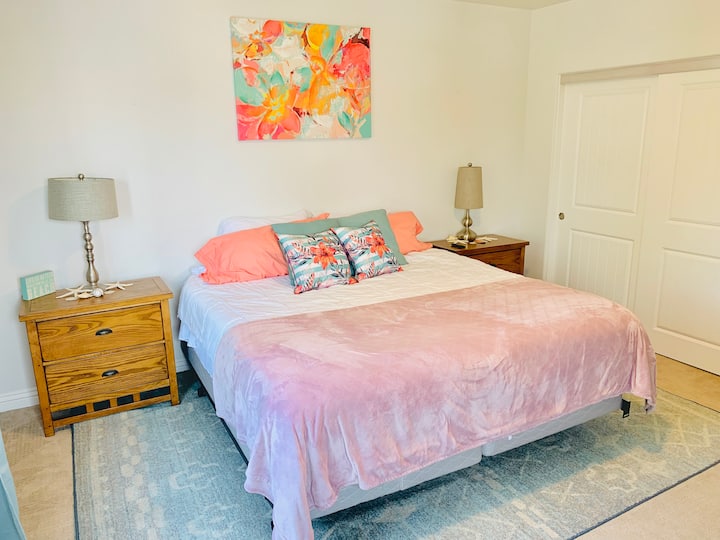 Spálňa Lazy Lily. Veľká manželská posteľ King so šatníkom a TV 