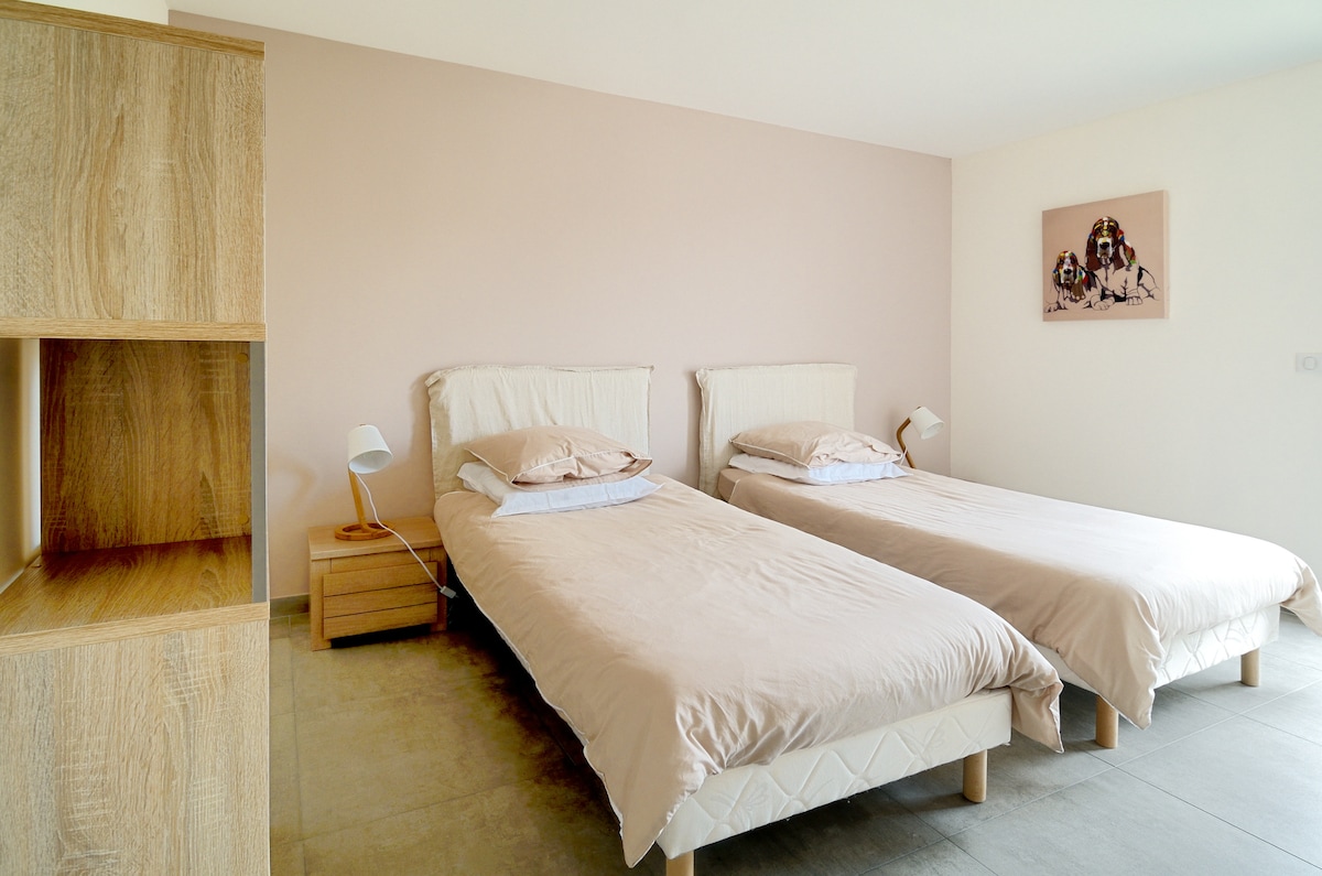 أسرّة منفصلة بغرفة نوم ثانية (يمكن جمعها)