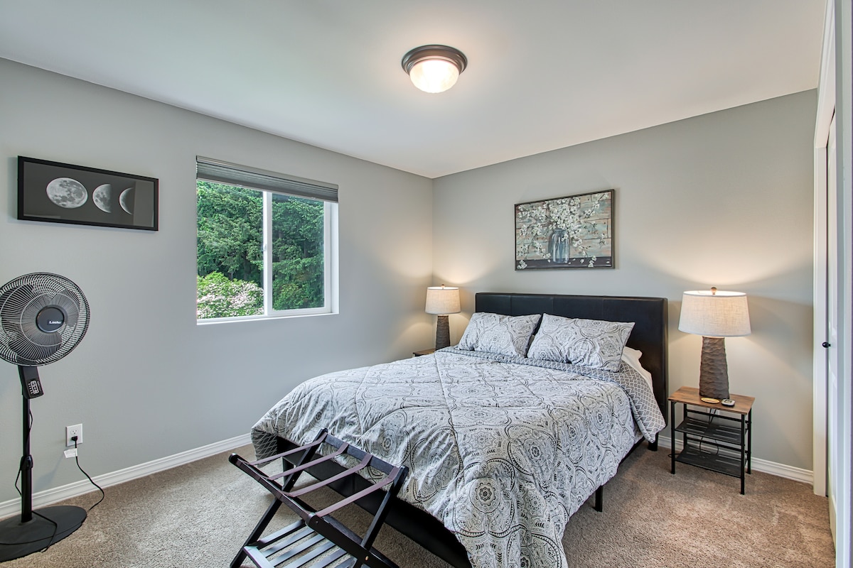 חדר שינה למעלה עם מיטת קווין סייז