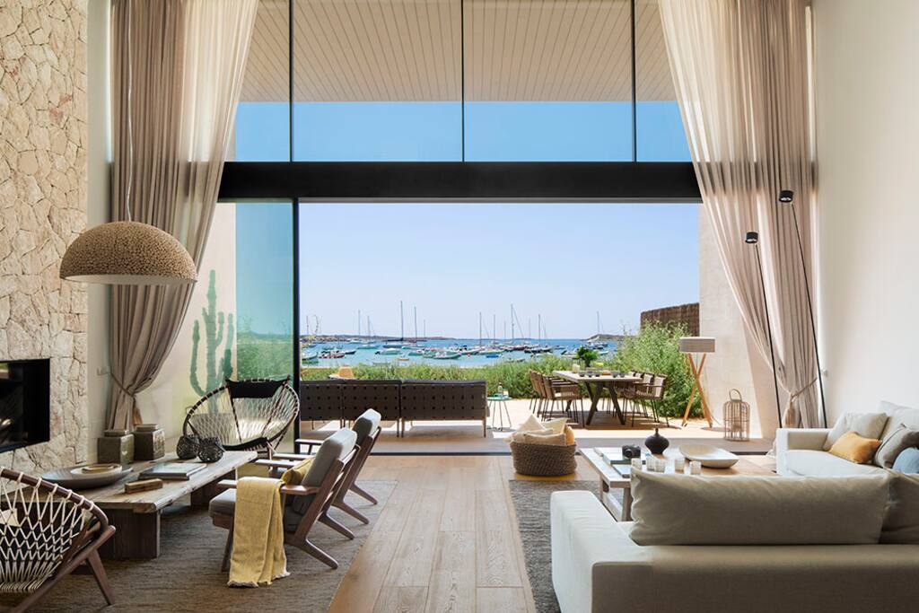 Amplio salón con vistas espectaulares al mar