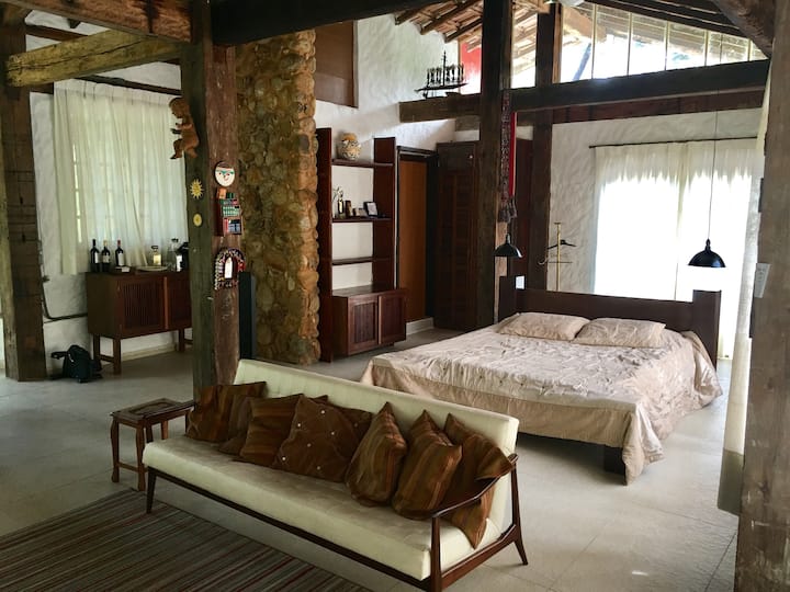 Chumba cha kulala cha 1: Master Suite na kitanda kizuri sana cha ukubwa wa mfalme