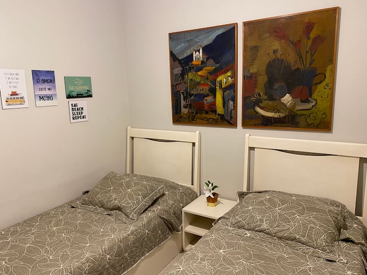 Chumba 1/3 - 02 vitanda vya mtu mmoja, kiyoyozi na uingizaji hewa mzuri.