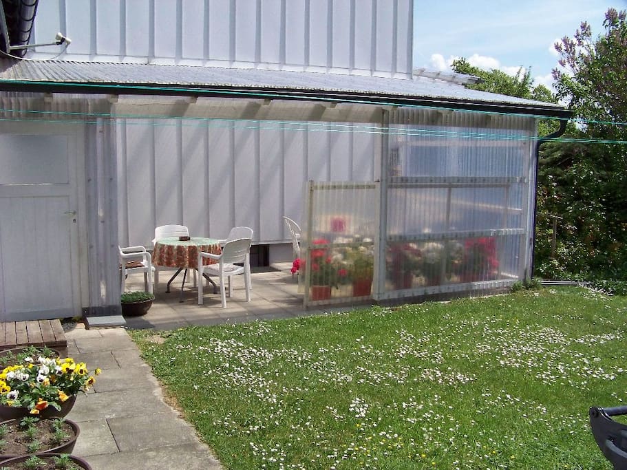 Überdachte Terrasse im Südwesten der Hauses (Rauchen, etc.)