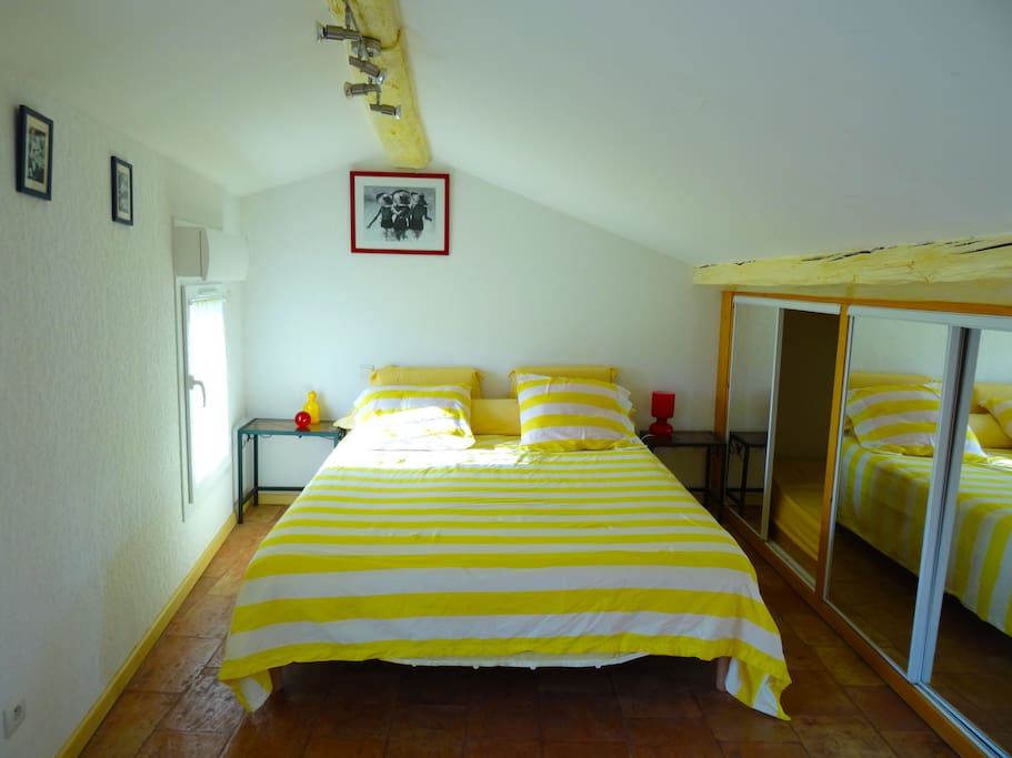 Chambre avec lit en 160 cm, grand rangement en alcôve