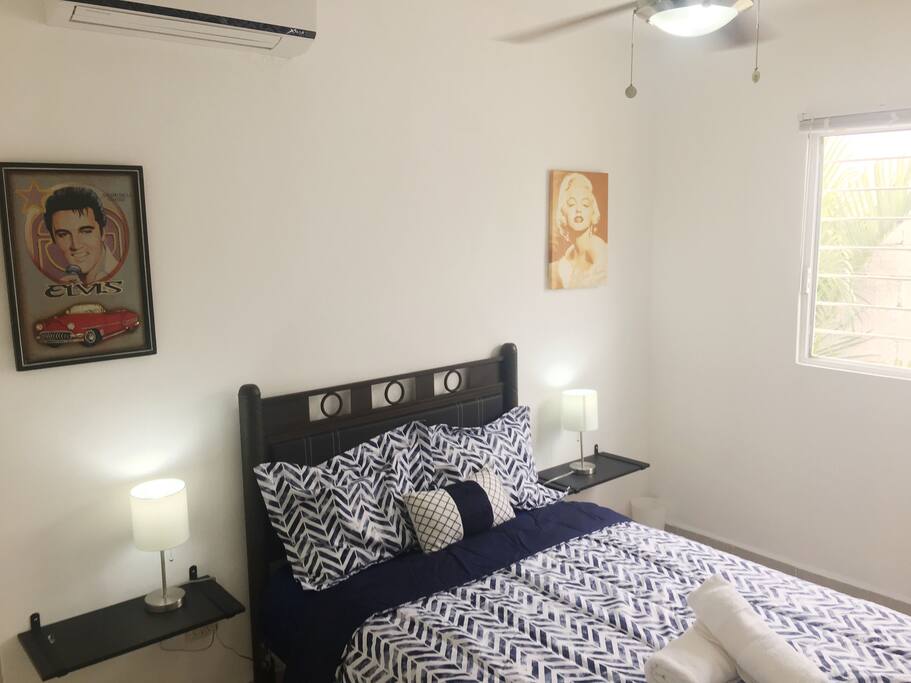 Una habitación privada con una cama matrimonial y opción de poner una hamaca.