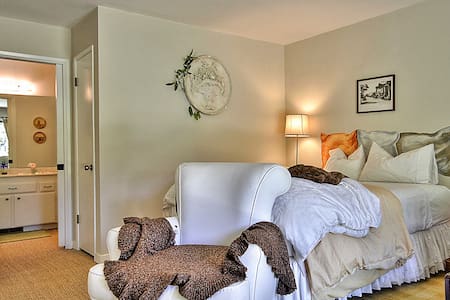 Amazing Carmel Getaway! Be Happy! Be Healthy!